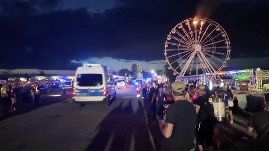 Petugas pemadam kebakaran berupaya memadamkan api di bianglala festival musik di Jerman pada Sabtu (17/8/2024), yang mengakibatkan sedikitnya lima orang terluka. (Tangkapan Layar Video Reuters/Newss)