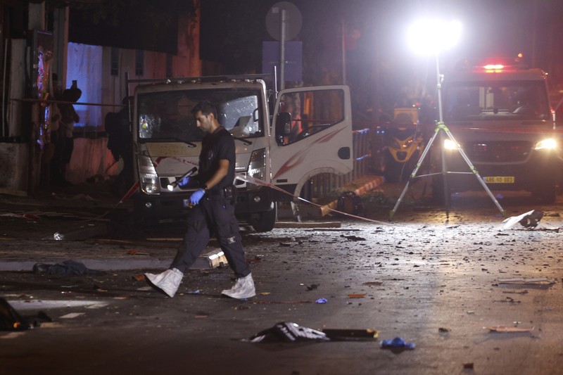 Polisi Israel bekerja di lokasi ledakan bom di Tel Aviv, Israel, Minggu, 18 Agustus 2024. Polisi Israel mengatakan satu orang tewas dan satu lainnya luka sedang. Polisi Israel bekerja di lokasi ledakan bom di Tel Aviv, Israel, Minggu, 18 Agustus 2024. Polisi Israel mengatakan satu orang tewas dan satu lainnya luka sedang. (AP Photo/Moti Milrod)