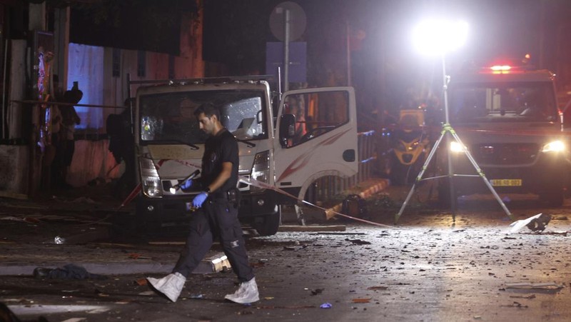 Polisi Israel bekerja di lokasi ledakan bom di Tel Aviv, Israel, Minggu, 18 Agustus 2024. Polisi Israel mengatakan satu orang tewas dan satu lainnya luka sedang. (AP Photo/Moti Milrod)