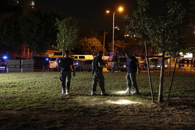 Polisi Israel bekerja di lokasi ledakan bom di Tel Aviv, Israel, Minggu, 18 Agustus 2024. Polisi Israel mengatakan satu orang tewas dan satu lainnya luka sedang. Polisi Israel bekerja di lokasi ledakan bom di Tel Aviv, Israel, Minggu, 18 Agustus 2024. Polisi Israel mengatakan satu orang tewas dan satu lainnya luka sedang. (AP Photo/Moti Milrod)
