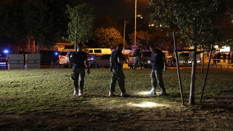 Polisi Israel bekerja di lokasi ledakan bom di Tel Aviv, Israel, Minggu, 18 Agustus 2024. Polisi Israel mengatakan satu orang tewas dan satu lainnya luka sedang. (AP Photo/Moti Milrod)