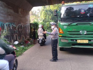 Truk Kontainer Nyangkut di Terowongan Tapos Depok, Lalin Sempat Macet