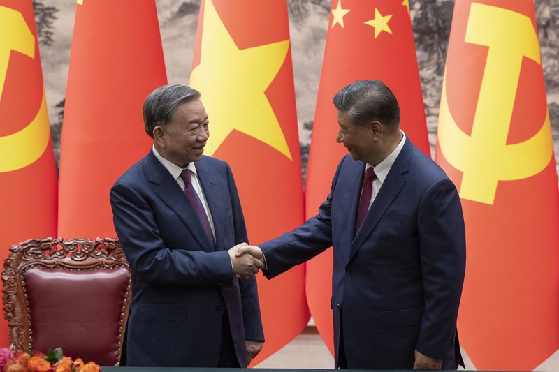 Presiden China, Xi Jinping dan Presiden Vietnam To Lam saat menggelar pertemuan di Balai Agung Rakyat di Beijing, Senin (19/8/2024). (Andres Martinez Casares/Pool Photo via AP) Presiden China, Xi Jinping dan Presiden Vietnam To Lam saat menggelar pertemuan di Balai Agung Rakyat di Beijing, Senin (19/8/2024). (Andres Martinez Casares/Pool Photo via AP)