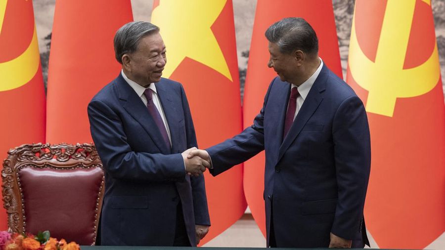 Presiden China, Xi Jinping dan Presiden Vietnam To Lam saat menggelar pertemuan di Balai Agung Rakyat di Beijing, Senin (19/8/2024). (Andres Martinez Casares/Pool Photo via AP)