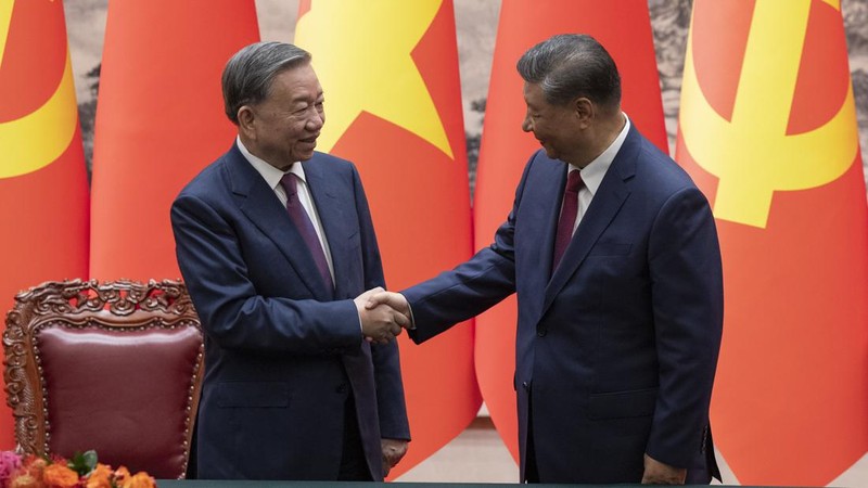 Presiden China, Xi Jinping dan Presiden Vietnam To Lam saat menggelar pertemuan di Balai Agung Rakyat di Beijing, Senin (19/8/2024). (Andres Martinez Casares/Pool Photo via AP)