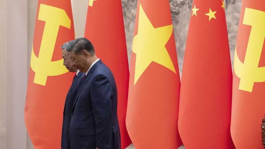 Presiden China, Xi Jinping dan Presiden Vietnam To Lam saat menggelar pertemuan di Balai Agung Rakyat di Beijing, Senin (19/8/2024). (Andres Martinez Casares/Pool Photo via AP)