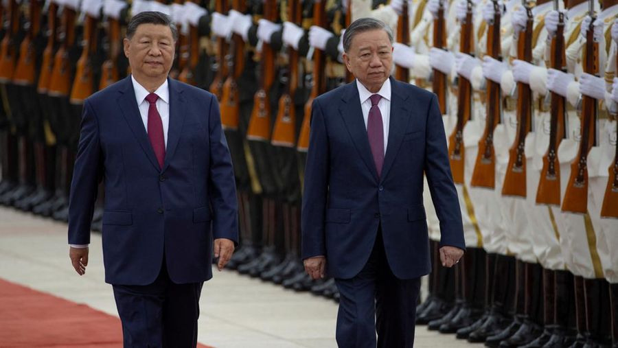 Presiden China, Xi Jinping dan Presiden Vietnam To Lam saat menggelar pertemuan di Balai Agung Rakyat di Beijing, Senin (19/8/2024). (Andres Martinez Casares/Pool Photo via AP)