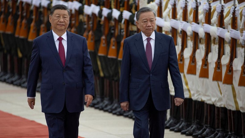 Presiden China, Xi Jinping dan Presiden Vietnam To Lam saat menggelar pertemuan di Balai Agung Rakyat di Beijing, Senin (19/8/2024). (Andres Martinez Casares/Pool Photo via AP)