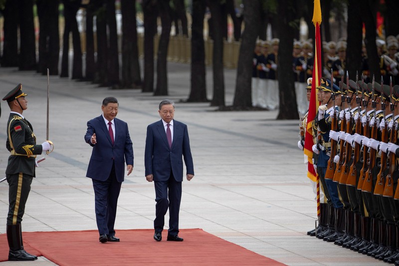 Presiden China, Xi Jinping dan Presiden Vietnam To Lam saat menggelar pertemuan di Balai Agung Rakyat di Beijing, Senin (19/8/2024). (Andres Martinez Casares/Pool Photo via AP)