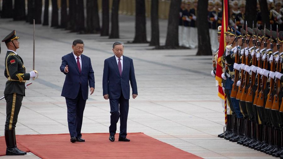Presiden China, Xi Jinping dan Presiden Vietnam To Lam saat menggelar pertemuan di Balai Agung Rakyat di Beijing, Senin (19/8/2024). (Andres Martinez Casares/Pool Photo via AP)