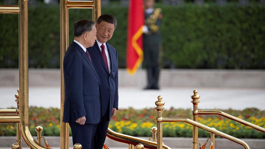 Presiden China, Xi Jinping dan Presiden Vietnam To Lam saat menggelar pertemuan di Balai Agung Rakyat di Beijing, Senin (19/8/2024). (Andres Martinez Casares/Pool Photo via AP)