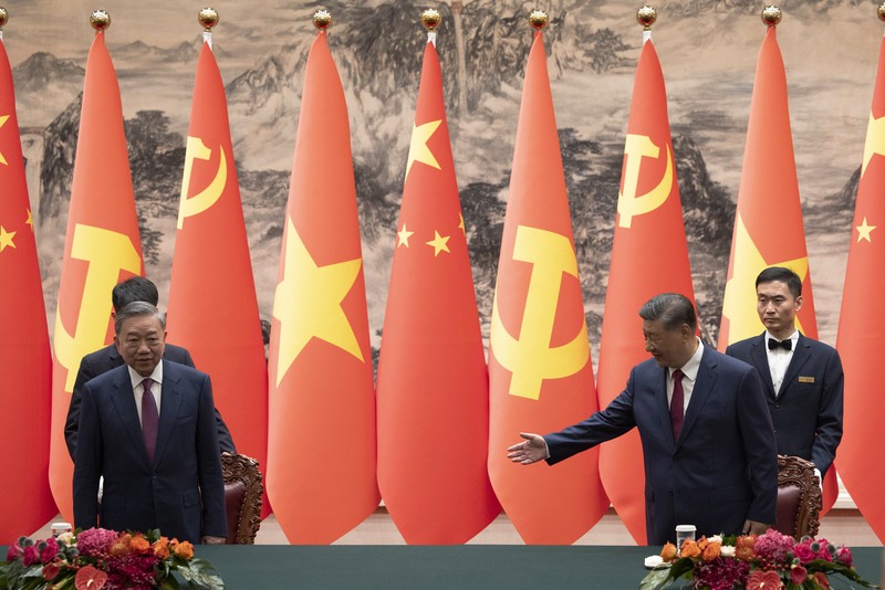 Presiden China, Xi Jinping dan Presiden Vietnam To Lam saat menggelar pertemuan di Balai Agung Rakyat di Beijing, Senin (19/8/2024). (Andres Martinez Casares/Pool Photo via AP)