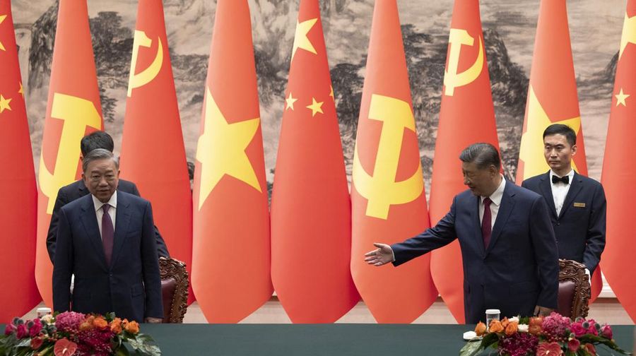 Presiden China, Xi Jinping dan Presiden Vietnam To Lam saat menggelar pertemuan di Balai Agung Rakyat di Beijing, Senin (19/8/2024). (Andres Martinez Casares/Pool Photo via AP) Presiden China, Xi Jinping dan Presiden Vietnam To Lam saat menggelar pertemuan di Balai Agung Rakyat di Beijing, Senin (19/8/2024). (Andres Martinez Casares/Pool Photo via AP)