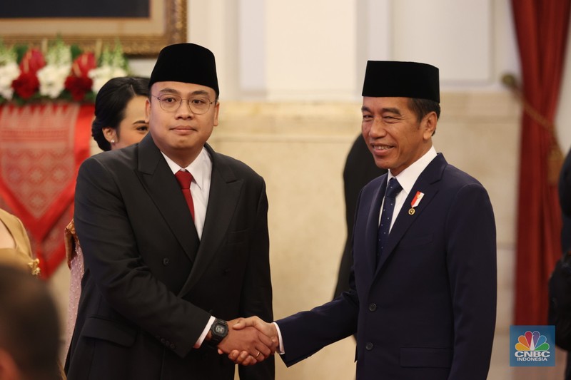 Presiden Joko Widodo melantik Pejabat Negara Republik Indonesia, di Istana Negara, Jakarta, Senin (19/8/2024). Presiden Joko Widodo melantik Pejabat Negara Republik Indonesia, di Istana Negara, Jakarta, Senin (19/8/2024). (CNBC Indonesia/Tri Susilo)