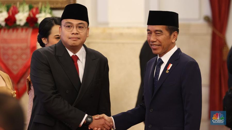 Presiden Joko Widodo melantik Angga Raka Prabowo sebagai Wamenkominfo di Istana Negara, Jakarta, Senin (19/8/2024). (²©²ÊÍøÕ¾/Tri Susilo)