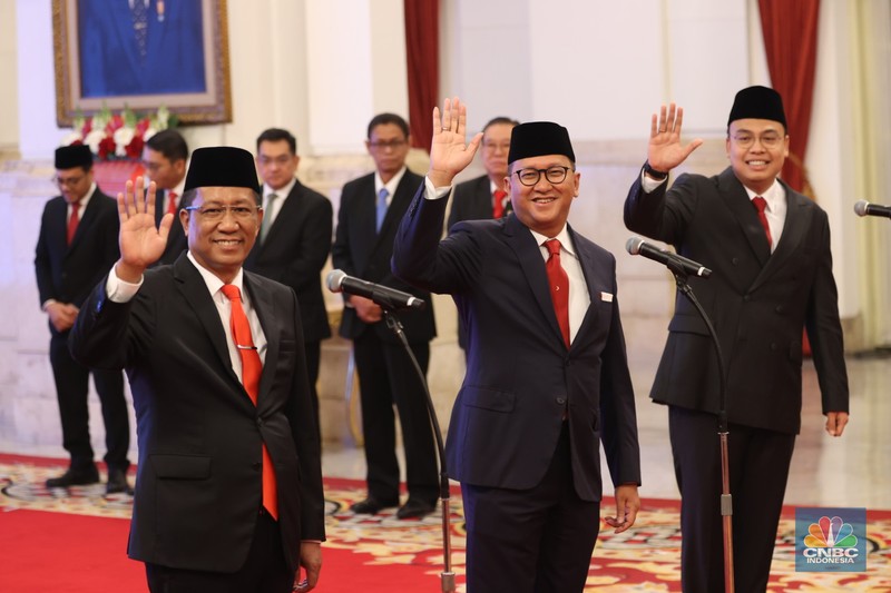Presiden Joko Widodo melantik Pejabat Negara Republik Indonesia, di Istana Negara, Jakarta, Senin (19/8/2024). Presiden Joko Widodo melantik Pejabat Negara Republik Indonesia, di Istana Negara, Jakarta, Senin (19/8/2024). (CNBC Indonesia/Tri Susilo)