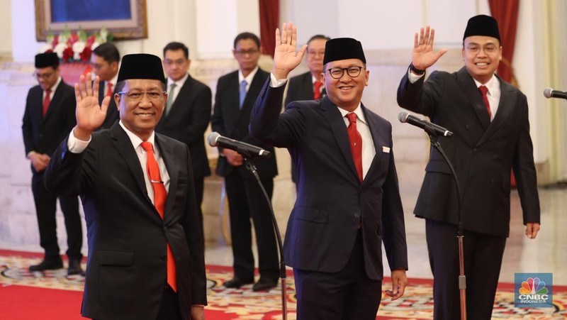Presiden Joko Widodo melantik Pejabat Negara Republik Indonesia, di Istana Negara, Jakarta, Senin (19/8/2024). (վ/Tri Susilo)