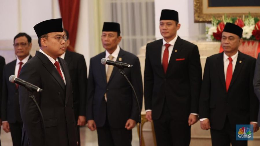Presiden Joko Widodo melantik Angga Raka Prabowo sebagai Wamenkominfo di Istana Negara, Jakarta, Senin (19/8/2024). (²©²ÊÍøÕ¾/Tri Susilo)