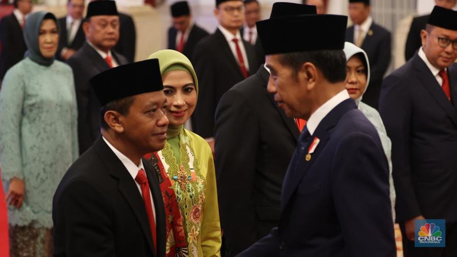 Presiden Joko WIdodo melantik Bahlil Lahadalia sebagai Menteri ESDM di Istana Negara, Jakarta, Senin (19/8/2024). (CNBC Indonesia/Tri Susilo)