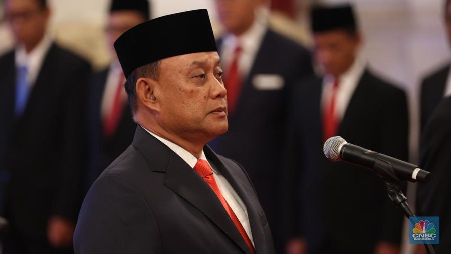 Presiden Joko Widodo melantik Dadan Hindayana sebagai Kepala Badan Gizi Nasional dan Taruna Ikrar sebagai Kepala Badan Pengawas Obat dan Makanan (BPOM) di Istana Negara, Jakarta, Senin (19/8/2024). (CNBC Indonesia/Tri Susilo)