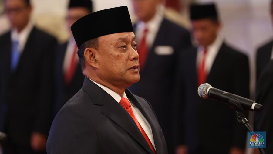 Presiden Joko Widodo melantik Dadan Hindayana sebagai Kepala Badan Gizi Nasional dan Taruna Ikrar sebagai Kepala Badan Pengawas Obat dan Makanan (BPOM) di Istana Negara, Jakarta, Senin (19/8/2024). (CNBC Indonesia/Tri Susilo)