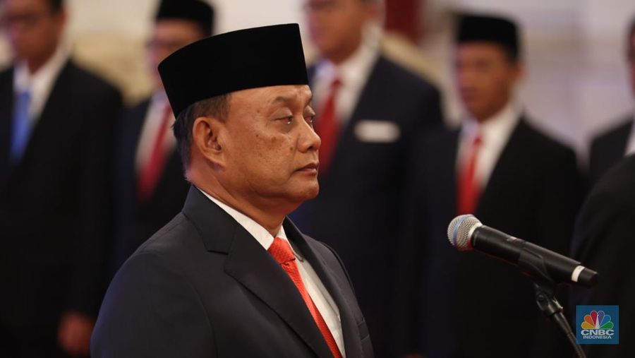 Presiden Joko Widodo melantik Dadan Hindayana sebagai Kepala Badan Gizi Nasional dan Taruna Ikrar sebagai Kepala Badan Pengawas Obat dan Makanan (BPOM) di Istana Negara, Jakarta, Senin (19/8/2024). (CNBC Indonesia/Tri Susilo)