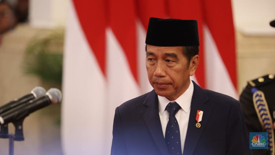 Presiden Joko Widodo melantik Pejabat Negara Republik Indonesia, di Istana Negara, Jakarta, Senin (19/8/2024). (CNBC Indonesia/Tri Susilo)