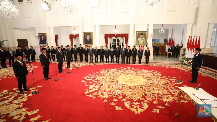 Presiden Joko Widodo melantik Pejabat Negara Republik Indonesia, di Istana Negara, Jakarta, Senin (19/8/2024). (CNBC Indonesia/Tri Susilo)