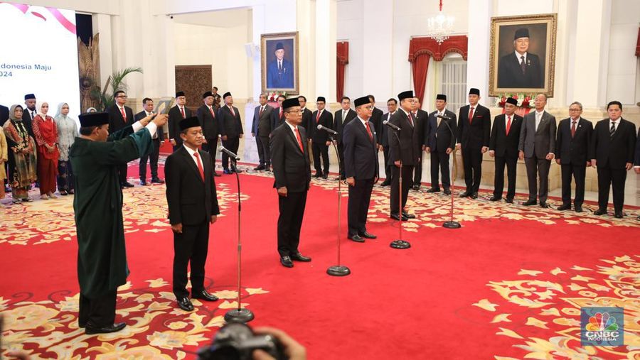 Presiden Joko Widodo melantik Pejabat Negara Republik Indonesia, di Istana Negara, Jakarta, Senin (19/8/2024). (CNBC Indonesia/Tri Susilo)