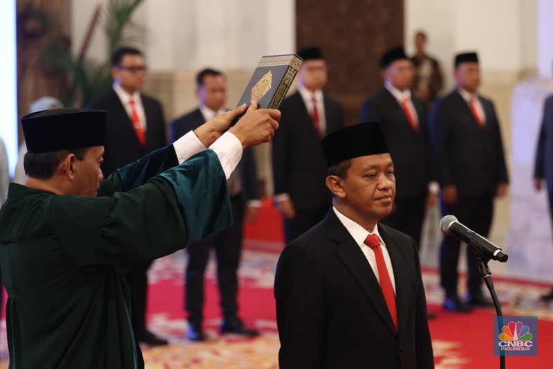 Presiden Joko Widodo melantik Pejabat Negara Republik Indonesia, di Istana Negara, Jakarta, Senin (19/8/2024). (CNBC Indonesia/Tri Susilo)