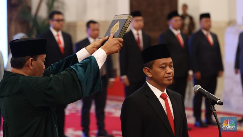 Presiden Joko Widodo melantik Pejabat Negara Republik Indonesia, di Istana Negara, Jakarta, Senin (19/8/2024). (վ/Tri Susilo)