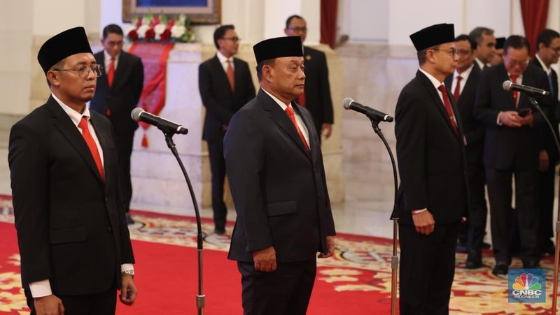 Presiden Joko Widodo melantik Pejabat Negara Republik Indonesia, di Istana Negara, Jakarta, Senin (19/8/2024). (վ/Tri Susilo)