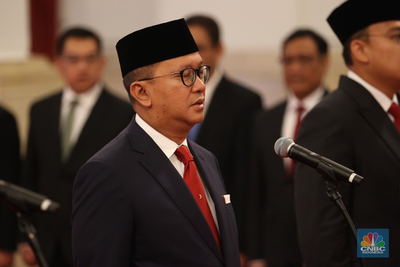 Presiden Joko Widodo melantik Pejabat Negara Republik Indonesia, di Istana Negara, Jakarta, Senin (19/8/2024). Presiden Joko Widodo melantik Pejabat Negara Republik Indonesia, di Istana Negara, Jakarta, Senin (19/8/2024). (CNBC Indonesia/Tri Susilo)