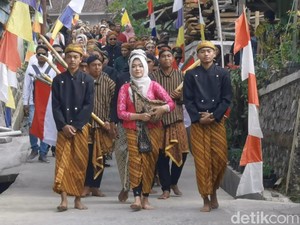 Unik! Kampung di Banjarnegara Gelar Kirab Ikan Mas