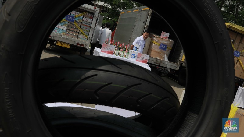 Satuan Tugas (Satgas) Pengawasan Barang Tertentu yang Diberlakukan Tata Niaga Impor memusnahkan barang impor ilegal senilai Rp20.225.000.000 di kawasan kementerian perdagangan, Jakarta, Senin, (19/8/2024). (վ/Muhammad Sabki)