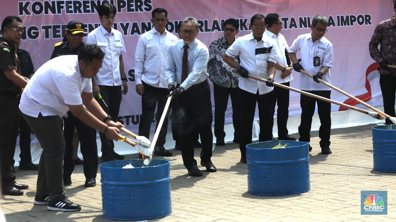 Satuan Tugas (Satgas) Pengawasan Barang Tertentu yang Diberlakukan Tata Niaga Impor memusnahkan barang impor ilegal senilai Rp20.225.000.000 di kawasan kementerian perdagangan, Jakarta, Senin, (19/8/2024). (վ/Muhammad Sabki)