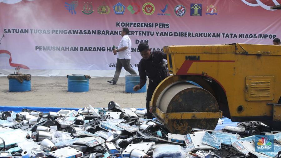 Satuan Tugas (Satgas) Pengawasan Barang Tertentu yang Diberlakukan Tata Niaga Impor memusnahkan barang impor ilegal senilai Rp20.225.000.000 di kawasan kementerian perdagangan, Jakarta, Senin, (19/8/2024). (²©²ÊÍøÕ¾/Muhammad Sabki)