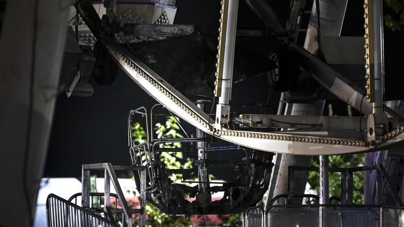 Petugas pemadam kebakaran berupaya memadamkan api di bianglala festival musik di Jerman pada Sabtu (17/8/2024), yang mengakibatkan sedikitnya lima orang terluka. (Tangkapan Layar Video Reuters/Newss)