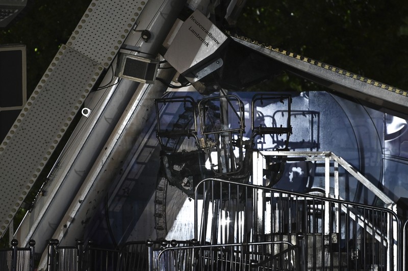 Petugas pemadam kebakaran berupaya memadamkan api di bianglala festival musik di Jerman pada Sabtu (17/8/2024), yang mengakibatkan sedikitnya lima orang terluka. (Tangkapan Layar Video Reuters/Newss)