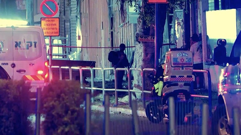 Polisi Israel bekerja di lokasi ledakan bom di Tel Aviv, Israel, Minggu, 18 Agustus 2024. Polisi Israel mengatakan satu orang tewas dan satu lainnya luka sedang. (AP Photo/Moti Milrod)