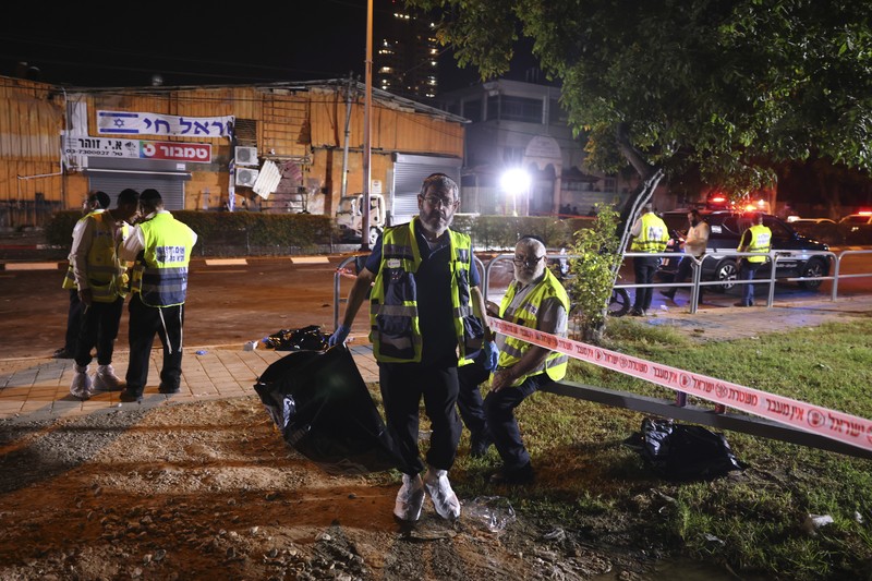 Polisi Israel bekerja di lokasi ledakan bom di Tel Aviv, Israel, Minggu, 18 Agustus 2024. Polisi Israel mengatakan satu orang tewas dan satu lainnya luka sedang. Polisi Israel bekerja di lokasi ledakan bom di Tel Aviv, Israel, Minggu, 18 Agustus 2024. Polisi Israel mengatakan satu orang tewas dan satu lainnya luka sedang. (AP Photo/Moti Milrod)