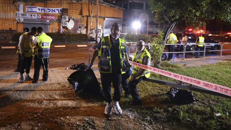 Polisi Israel bekerja di lokasi ledakan bom di Tel Aviv, Israel, Minggu, 18 Agustus 2024. Polisi Israel mengatakan satu orang tewas dan satu lainnya luka sedang. (AP Photo/Moti Milrod)