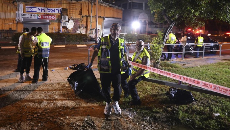 Polisi Israel bekerja di lokasi ledakan bom di Tel Aviv, Israel, Minggu, 18 Agustus 2024. Polisi Israel mengatakan satu orang tewas dan satu lainnya luka sedang. (AP Photo/Moti Milrod)