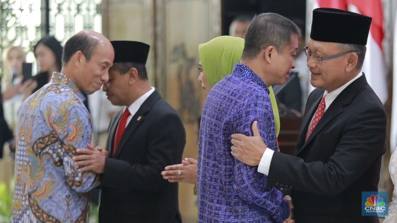 Arifin Tasrif resmi menyerahkan jabatannya sebagai Menteri Energi dan Sumber Daya Mineral kepada Bahlil Lahadalia. Adapun proses penyerahan tonggak kepemimpinan ini dilakukan dalam acara Serah Terima Jabatan (Sertijab) yang berlangsung di Gedung Kementerian (ESDM), Senin (19/8/2024). (CNBC Indonesia/Muhammad Sabki)