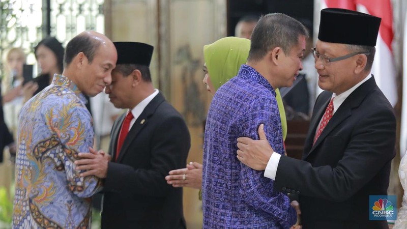 Arifin Tasrif resmi menyerahkan jabatannya sebagai Menteri Energi dan Sumber Daya Mineral kepada Bahlil Lahadalia. Adapun proses penyerahan tonggak kepemimpinan ini dilakukan dalam acara Serah Terima Jabatan (Sertijab) yang berlangsung di Gedung Kementerian (ESDM), Senin (19/8/2024). (CNBC Indonesia/Muhammad Sabki)