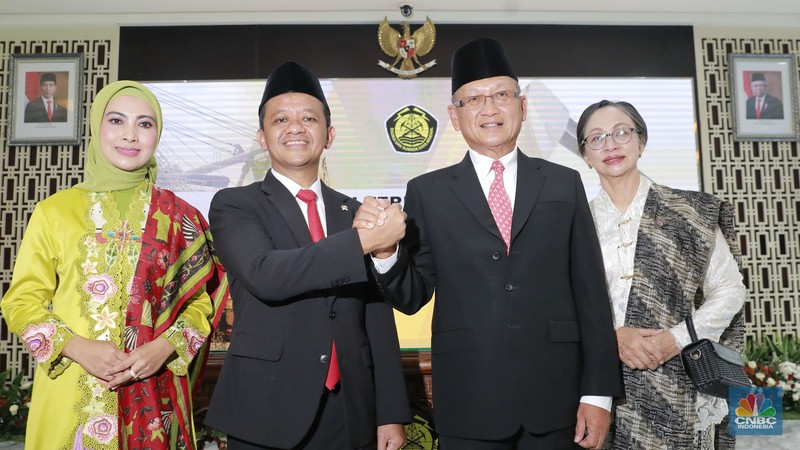 Arifin Tasrif resmi menyerahkan jabatannya sebagai Menteri Energi dan Sumber Daya Mineral kepada Bahlil Lahadalia. Adapun proses penyerahan tonggak kepemimpinan ini dilakukan dalam acara Serah Terima Jabatan (Sertijab) yang berlangsung di Gedung Kementerian (ESDM), Senin (19/8/2024). (CNBC Indonesia/Muhammad Sabki)