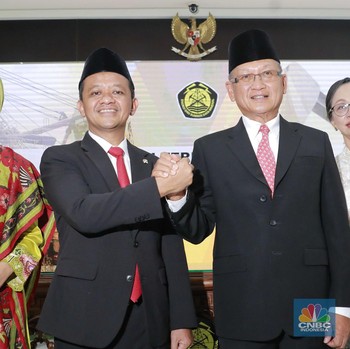 Momen Arifin Tasrif Serahkan Jabatan Menteri ESDM ke Bahlil Lahadalia