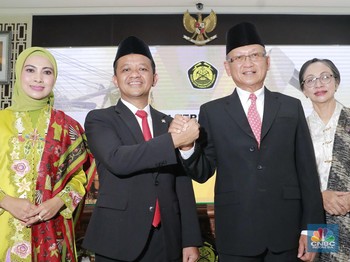 Momen Arifin Tasrif Serahkan Jabatan Menteri ESDM ke Bahlil Lahadalia
