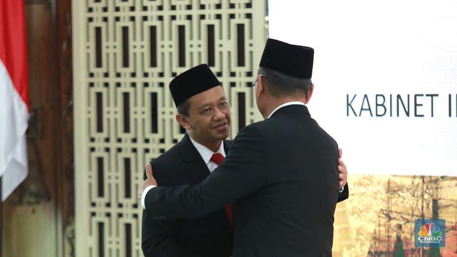 Serah terima jabatan menteri Energi dan Sumber Daya Mineral Arifin Tasrif kepada Bahlil Lahadalia di Gedung Kementerian ESDM, Jakarta, Senin, (19/8/2024). (CNBC Indonesia/Muhammad Sabki)