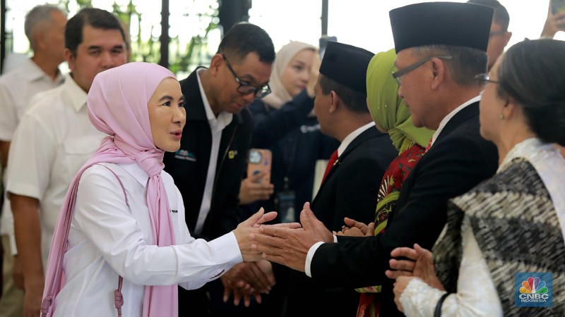 Arifin Tasrif resmi menyerahkan jabatannya sebagai Menteri Energi dan Sumber Daya Mineral kepada Bahlil Lahadalia. Adapun proses penyerahan tonggak kepemimpinan ini dilakukan dalam acara Serah Terima Jabatan (Sertijab) yang berlangsung di Gedung Kementerian (ESDM), Senin (19/8/2024). (CNBC Indonesia/Muhammad Sabki)